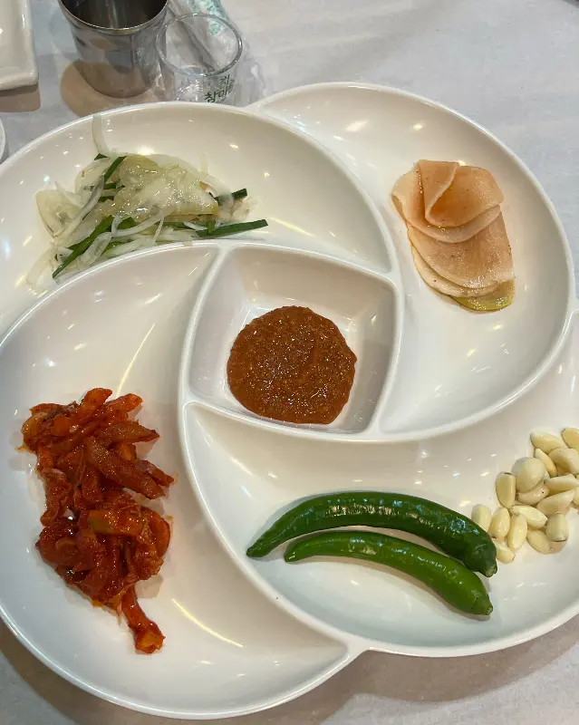 정갈하게 담겨 나온 반찬들