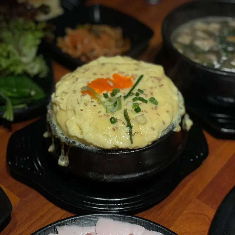 화산 폭발 비주얼의 푸짐한 계란찜