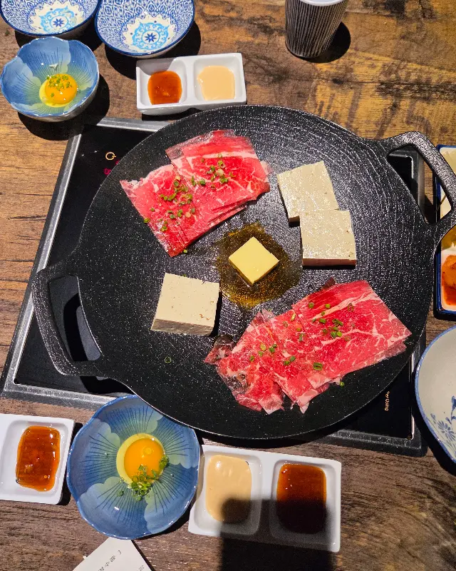 고기, 야채, 두부, 버섯 등이 예쁘게 담겨 나온 스키야키