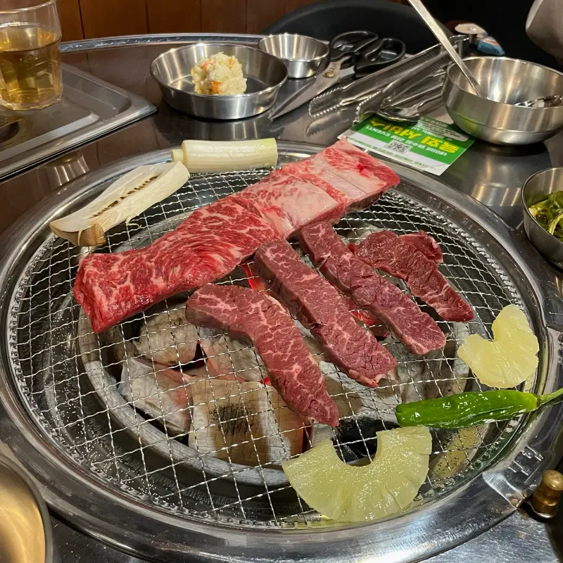 숯불 위에 구워지는 갈비