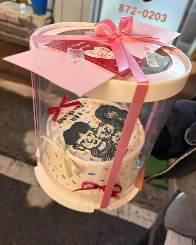 픽업을 기다리는 레터링 케이크