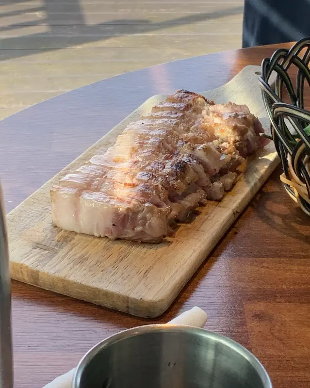 돌담위에 흑돼지 흑돼지 한판 목살 초벌구이