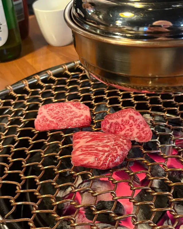 숯불 위에서 익어가는 소고기