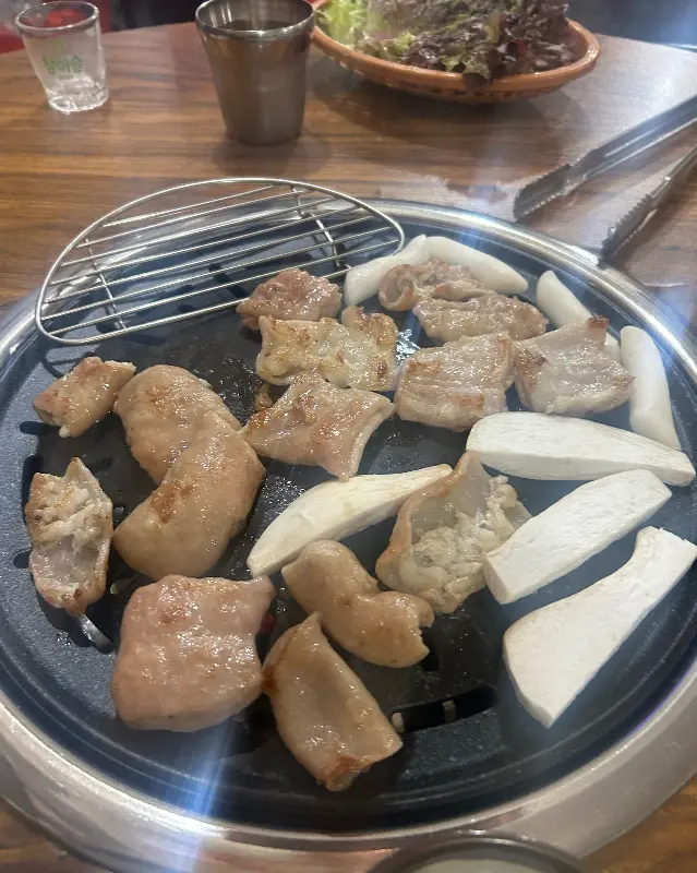 숯불 위에서 익어가는 막창