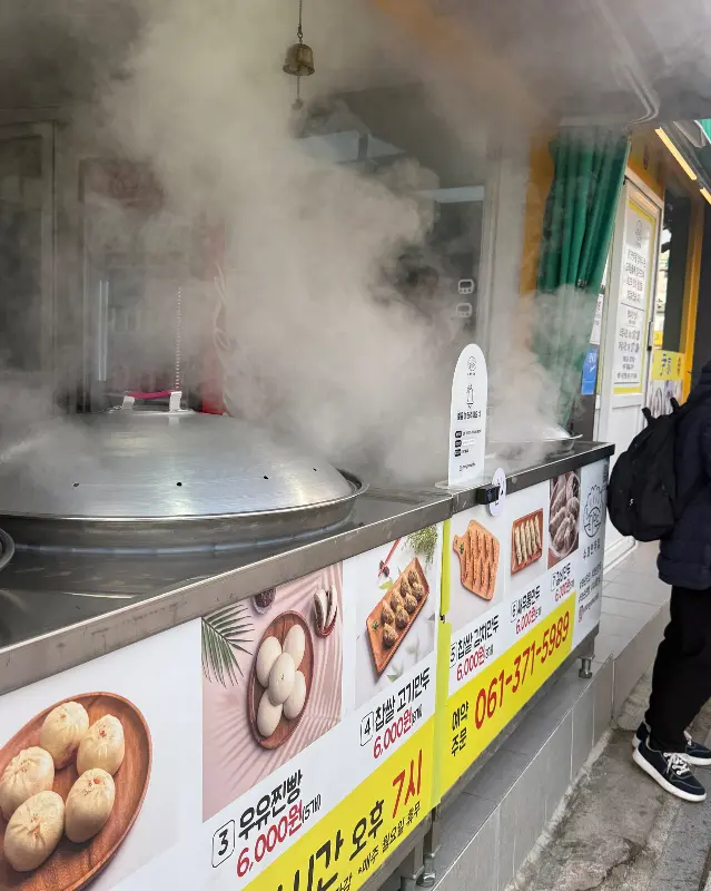 윤가만두 가게 앞에서 피어오르는 김