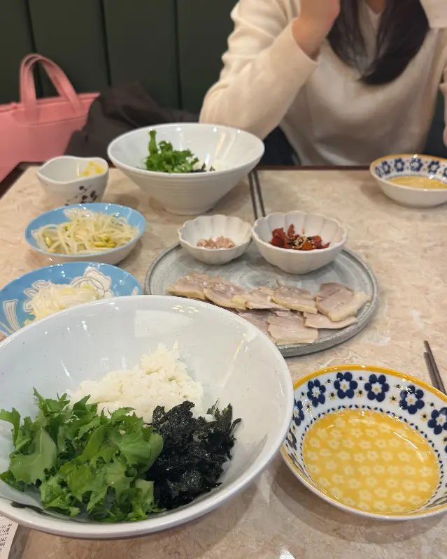 깔끔하게 차려진 테이블의 모습