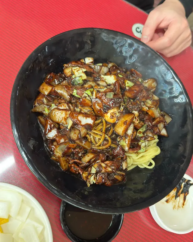 윤기가 좔좔 흐르는 간짜장의 모습