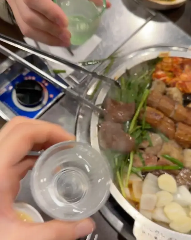 곱창과 술잔이 함께 찍혀 있는 사진