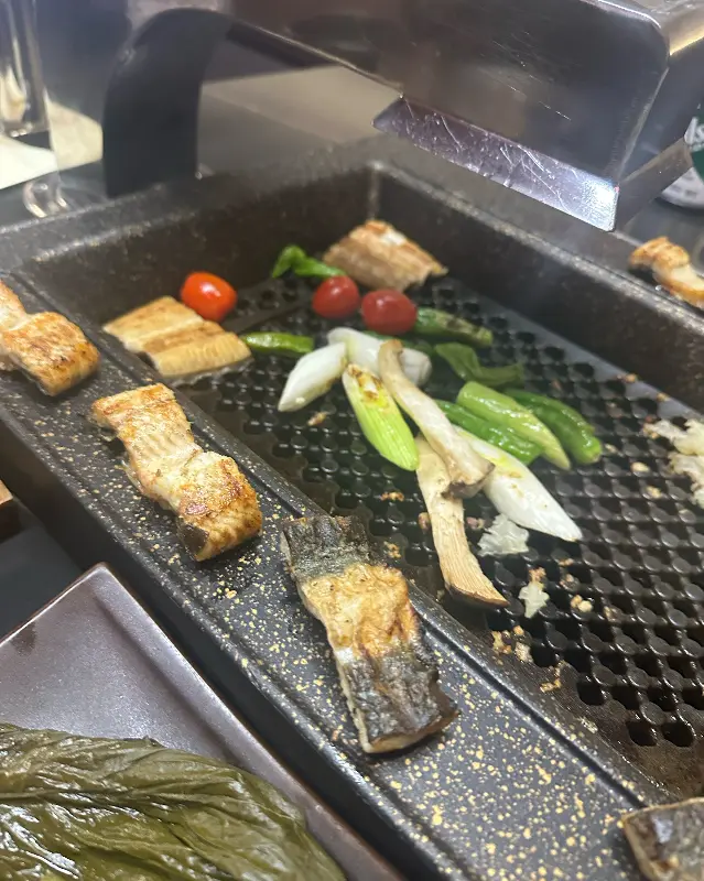 잘 구워진 장어 한 점