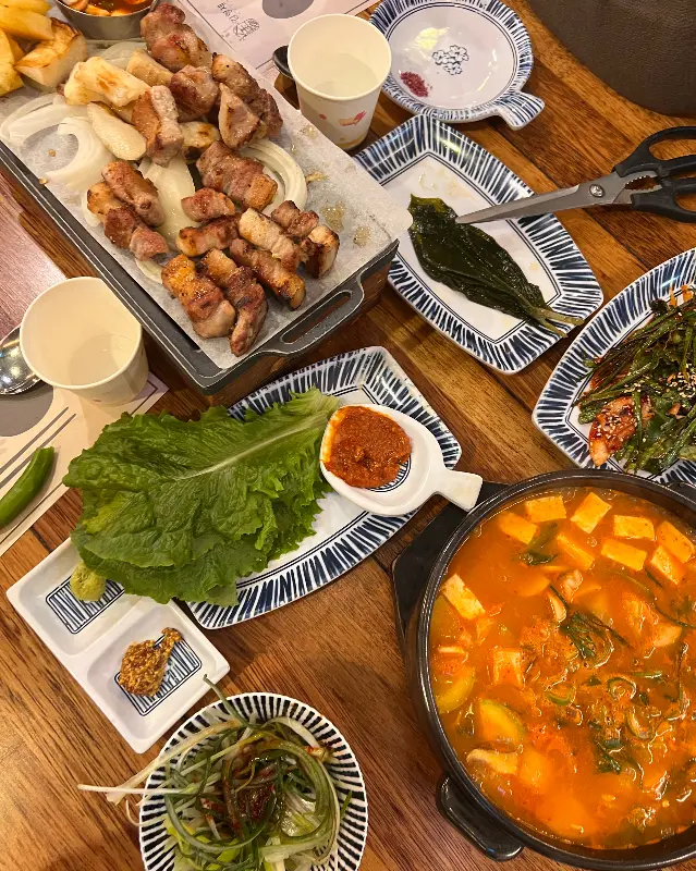 다채로운 밑반찬과 된장술밥