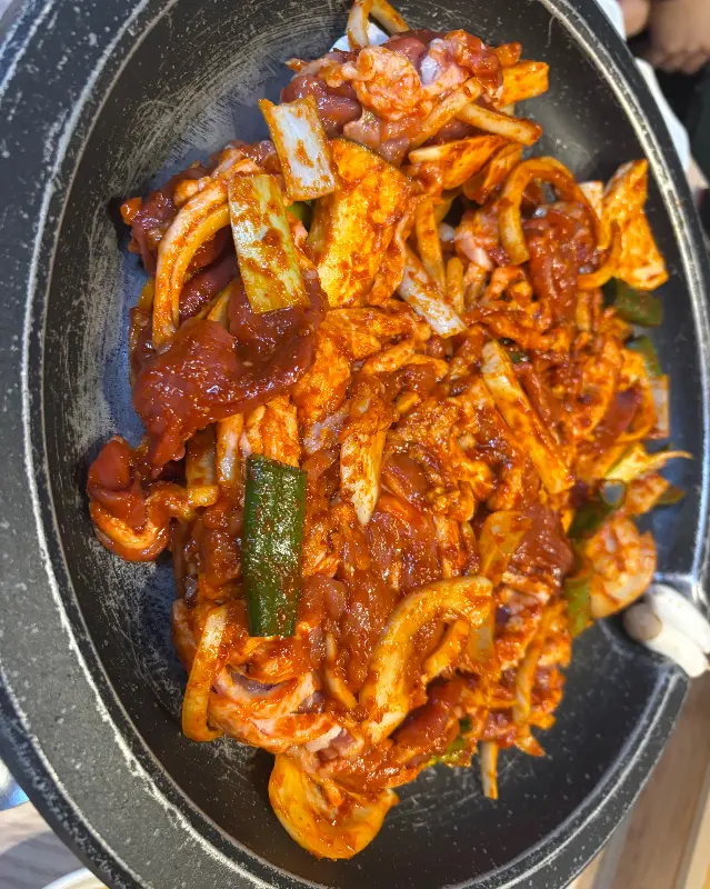 매콤한 양념이 일품인 오리불고기