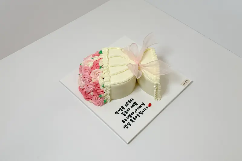 섬세한 크림 장식이 돋보이는 케이크