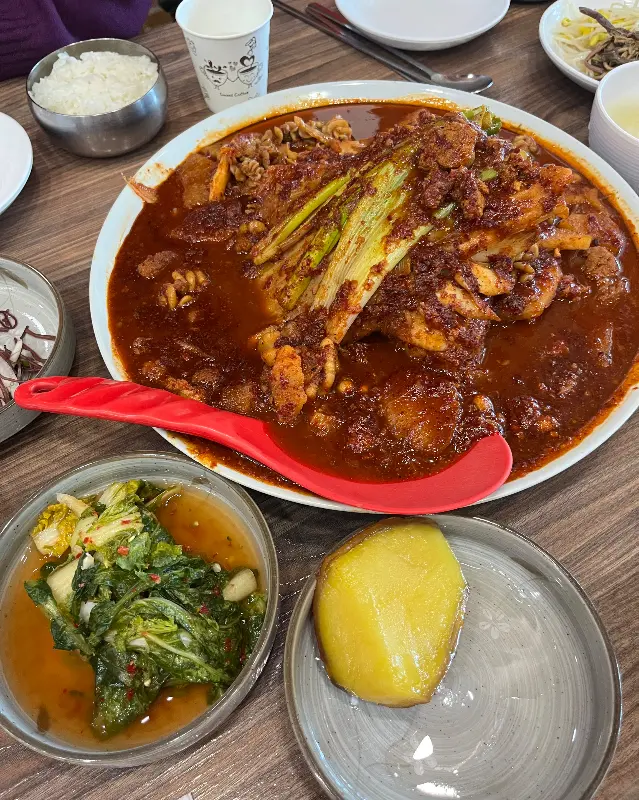 매콤한 양념이 듬뿍 묻은 가오리찜