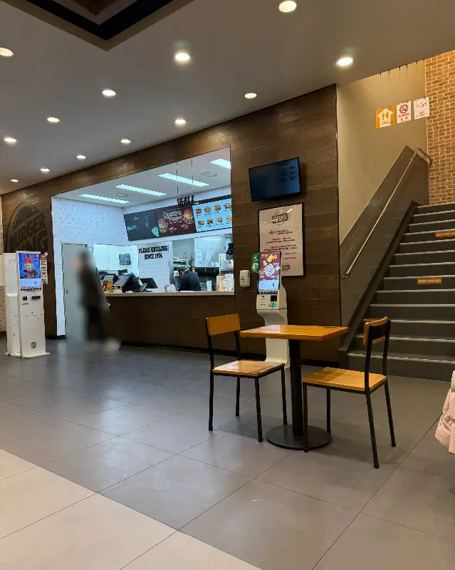 버거킹 내부 카운터 모습