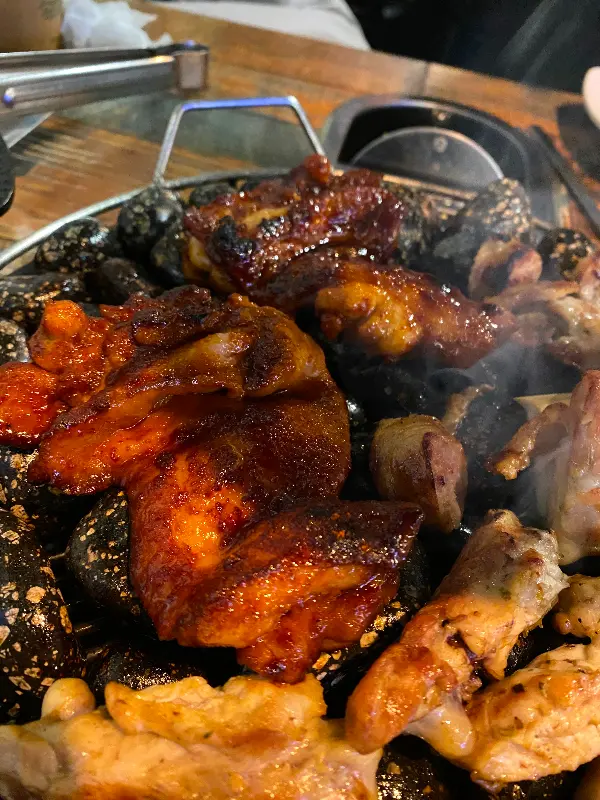 돌판 위에서 춤추는 닭갈비