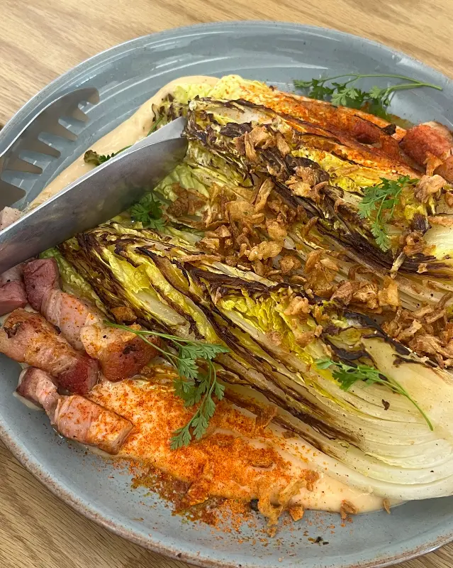 신선한 재료들의 앙상블, 구운 알배추 샐러드