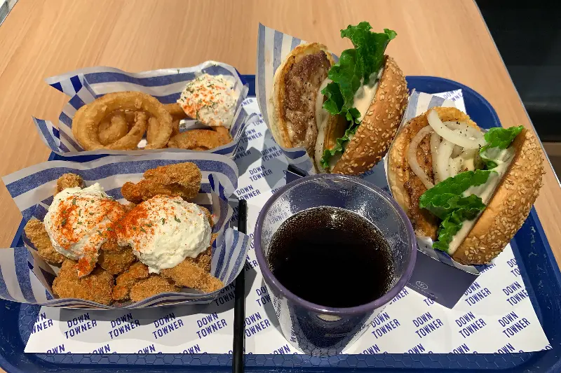 다운타우너 부산롯데광복점의 푸짐한 한 상 차림