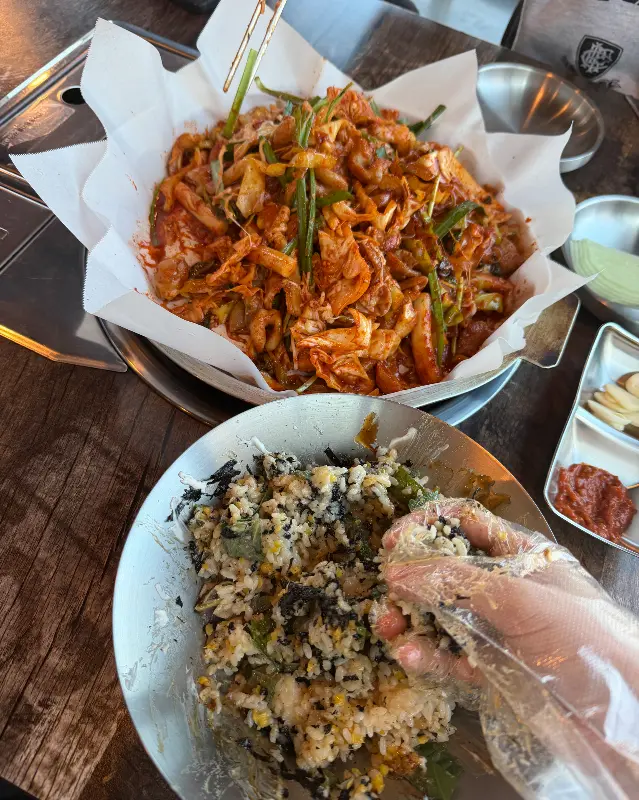 주먹밥과 함께 즐기는 곱창