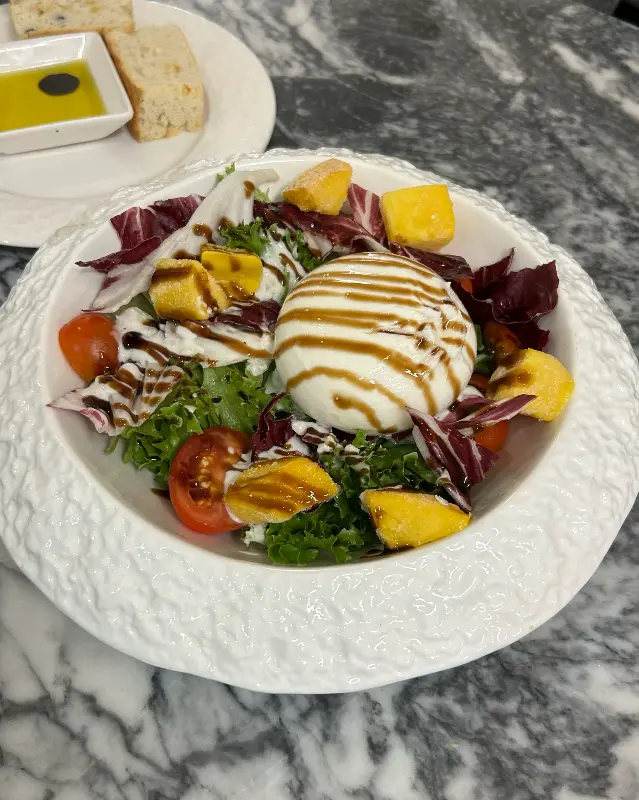 부라타 치즈 샐러드