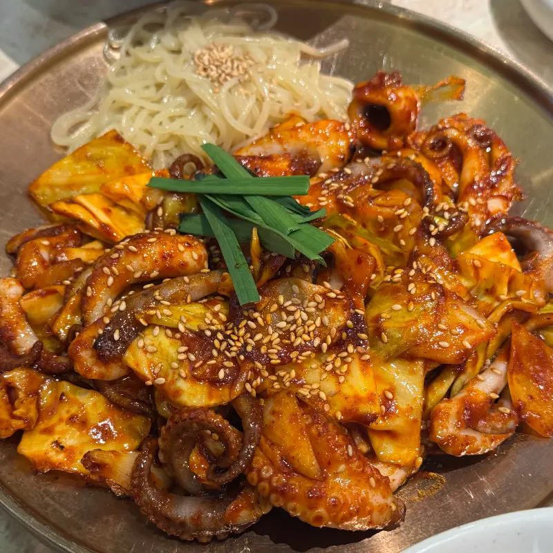 매콤한 양념이 돋보이는 낙지볶음