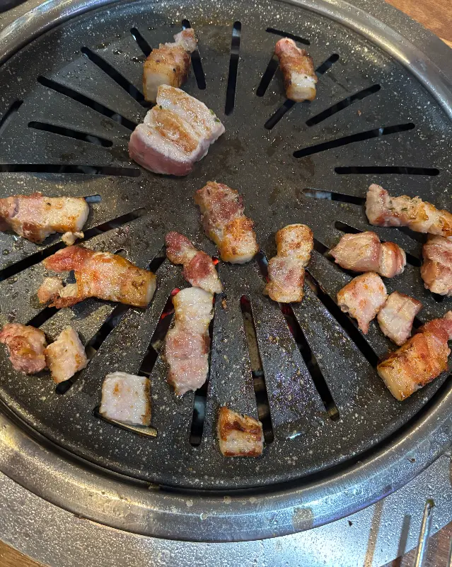 맛있게 구워진 삼겹살
