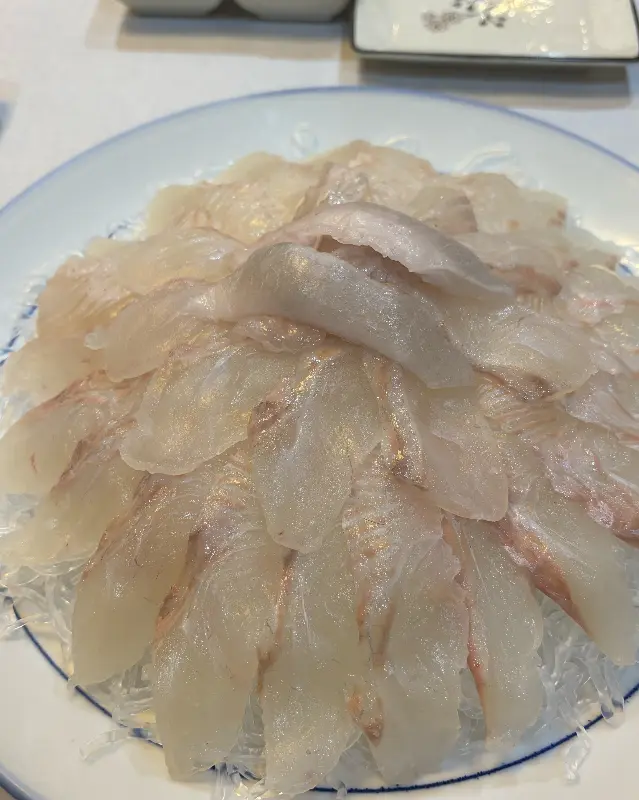 두툼하게 썰린 광어회