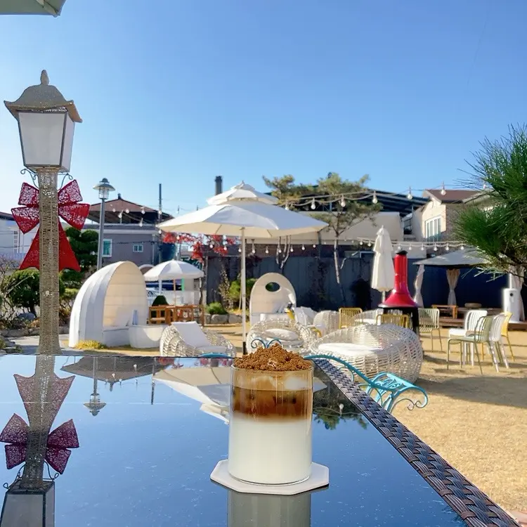 야외 테이블에 놓인 음료