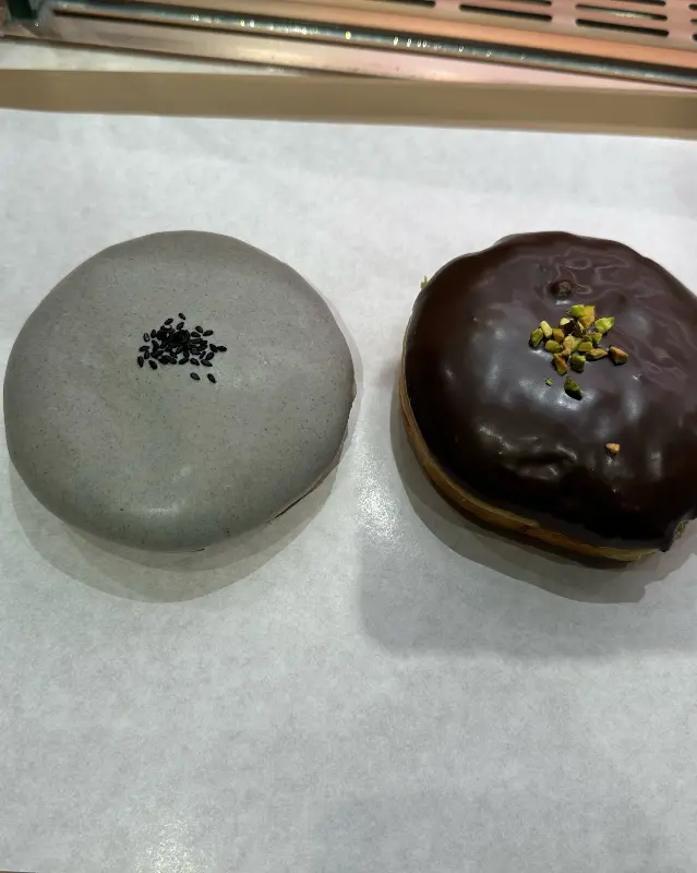 흑임자 도넛과 두바이 초콜릿 도넛의 모습