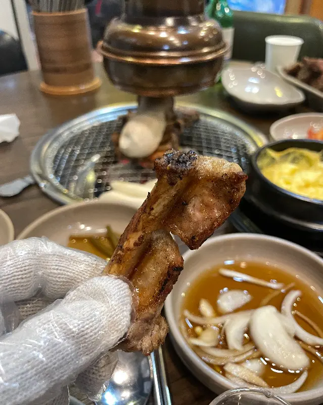 장갑을 끼고 쪽갈비를 즐기는 모습