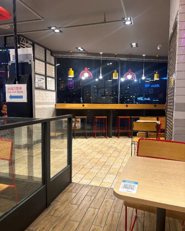 롯데리아 동해점 내부