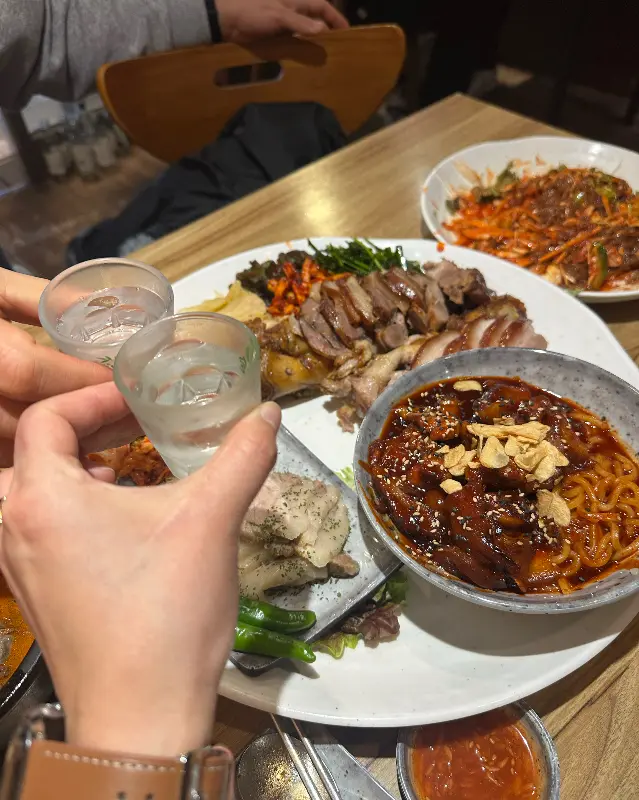 족발과 함께 술잔을 기울이는 모습