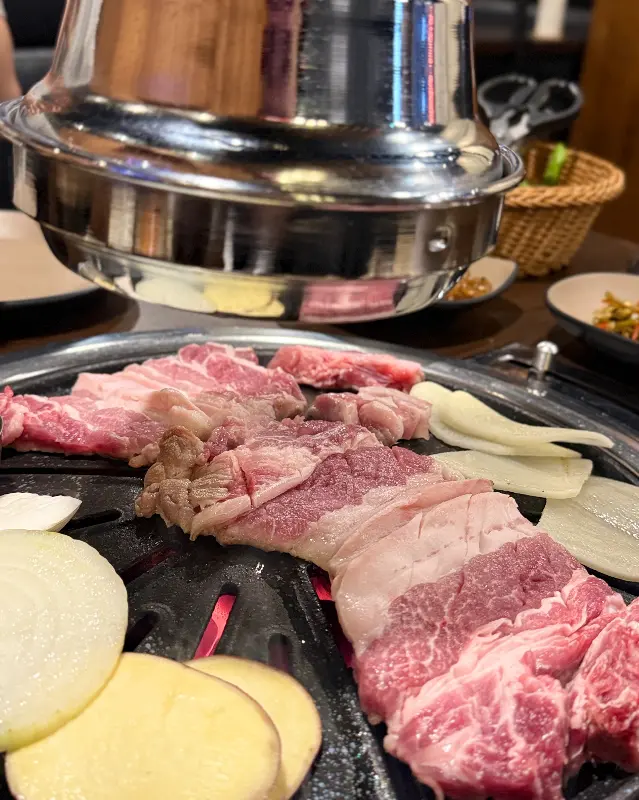 불판 위에서 맛있게 익어가는 삼겹살