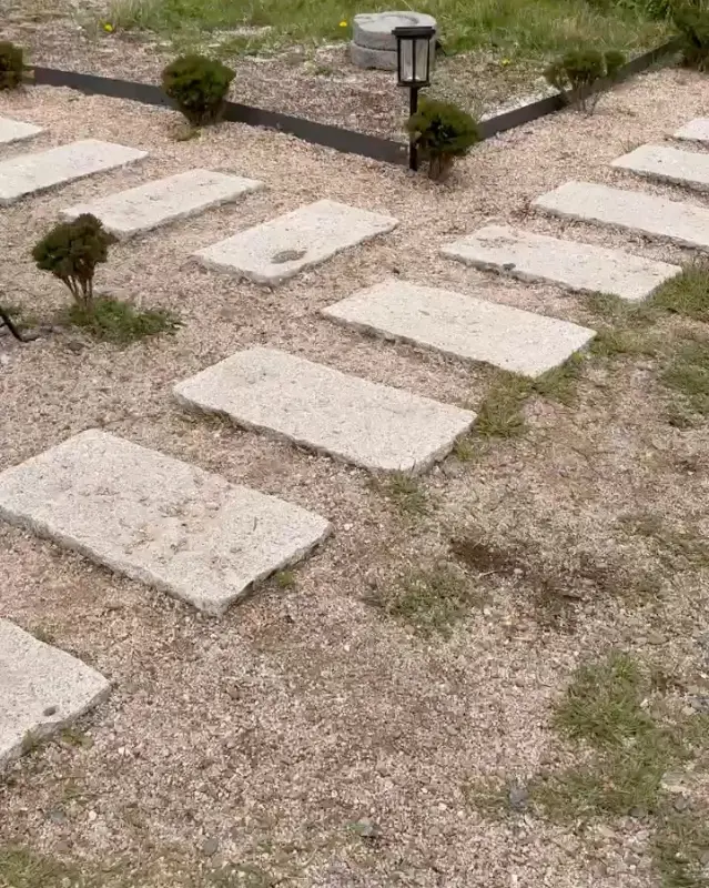 카페 정원의 돌길