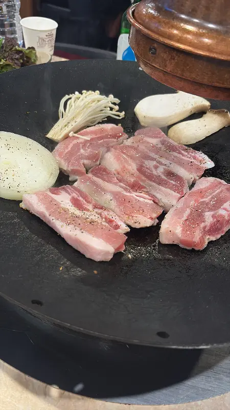 솥뚜껑 위에 올려진 삼겹살