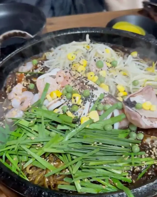 돌짜장 속 푸짐한 재료들