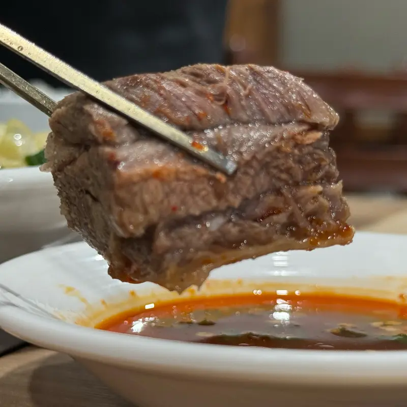 젓가락으로 집어 올린 갈비