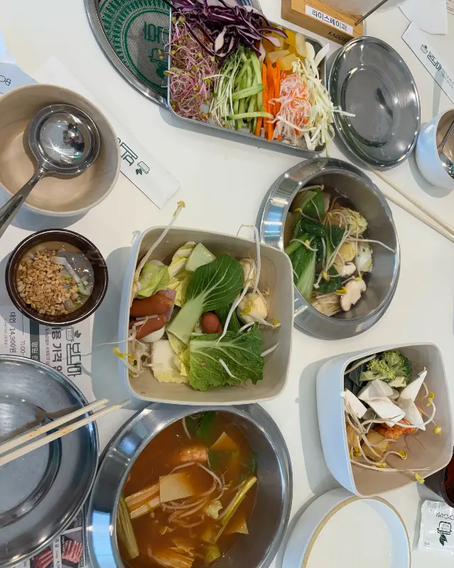 싱싱한 채소와 고기를 듬뿍 넣어 만든 월남쌈