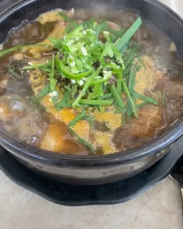 싱싱한 부추가 올라간 장순대국