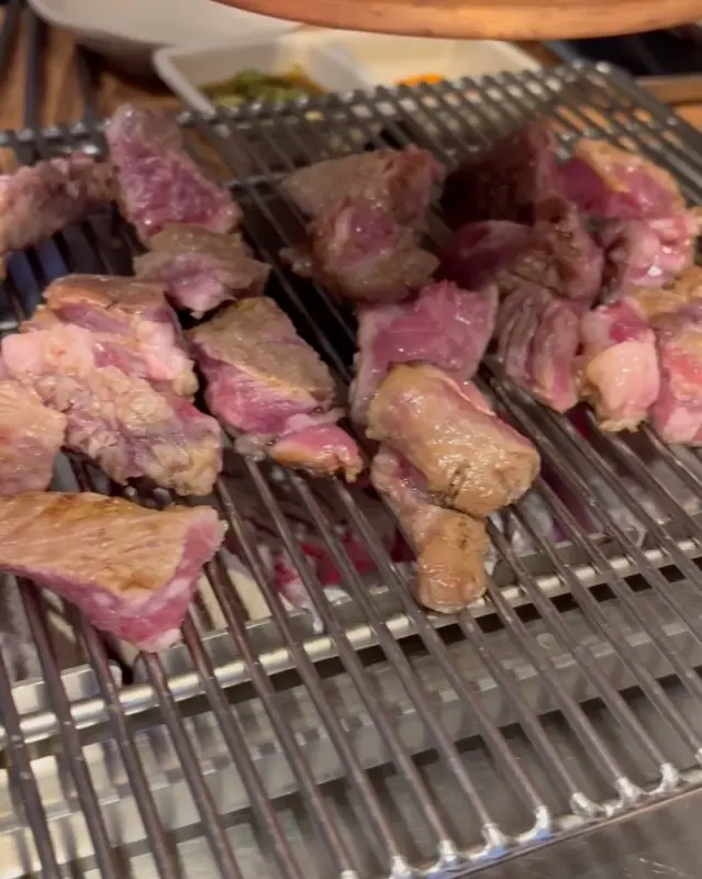 숯불 위에서 익어가는 양갈비