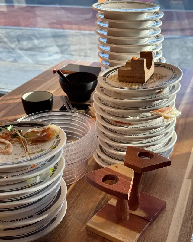 수북이 쌓인 빈 접시들