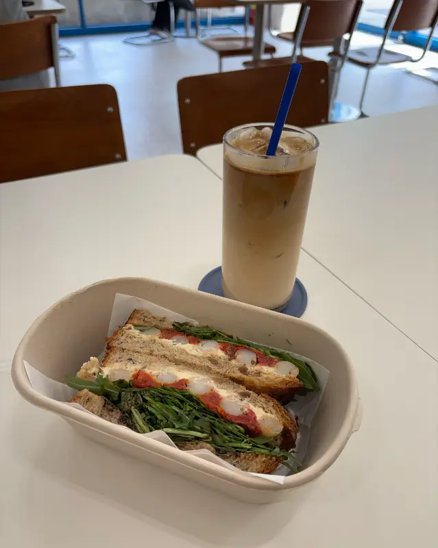 연어 샌드위치와 아이스 아메리카노