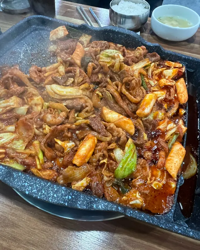 푸짐하게 익어가는 오리 주물럭