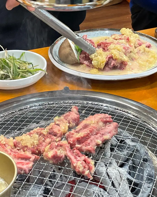 숯불 위에 구워지는 안동식 갈비