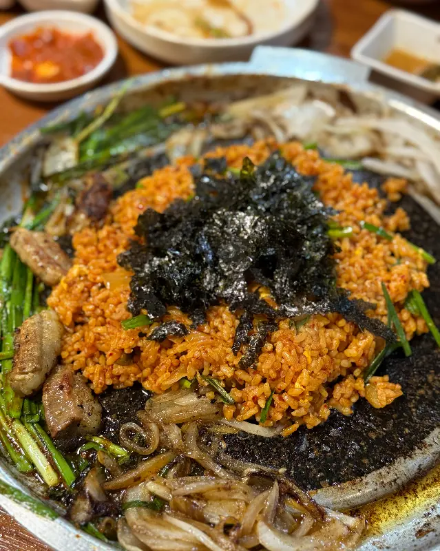 곱창 기름에 볶아진 볶음밥 위에 김가루가 듬뿍 뿌려져 있는 모습