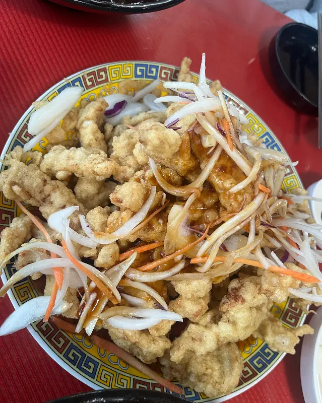 채썬 양파와 당근이 올려진 탕수육