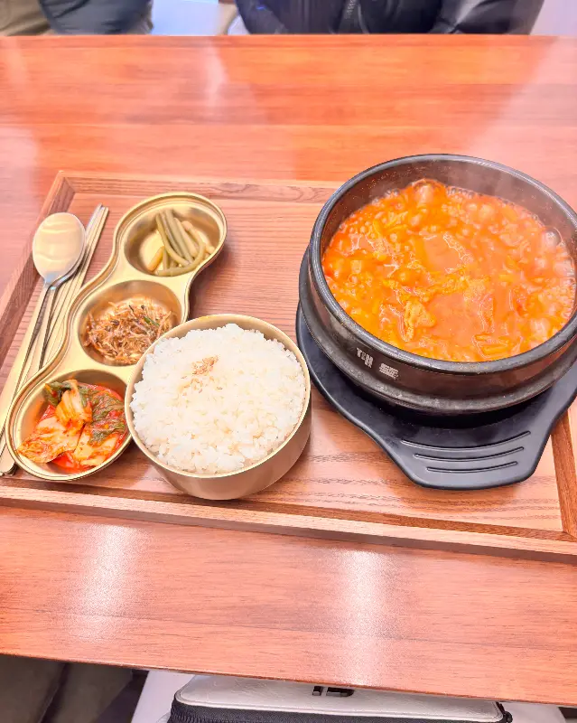 얼큰하고 시원한 김치찌개