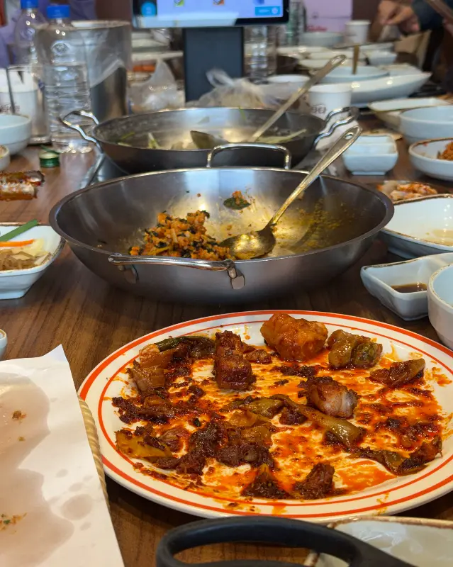 식사를 마친 후의 테이블