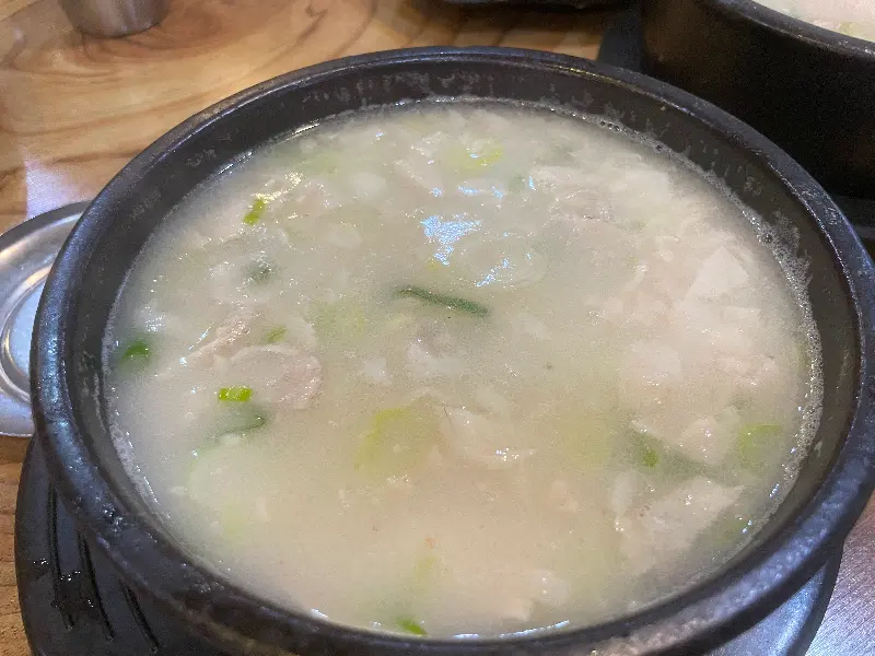 뽀얀 국물이 매력적인 돼지국밥