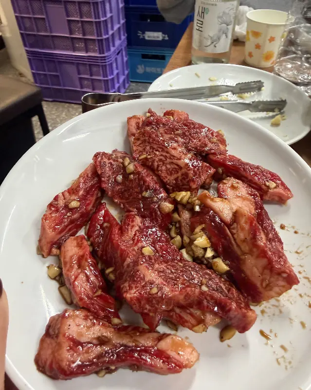 마늘이 듬뿍 올려진 갈비살