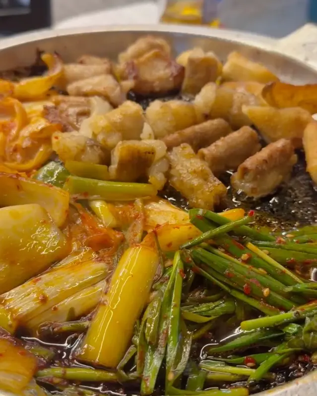 철판에 구워진 곱창, 대창, 야채 사진